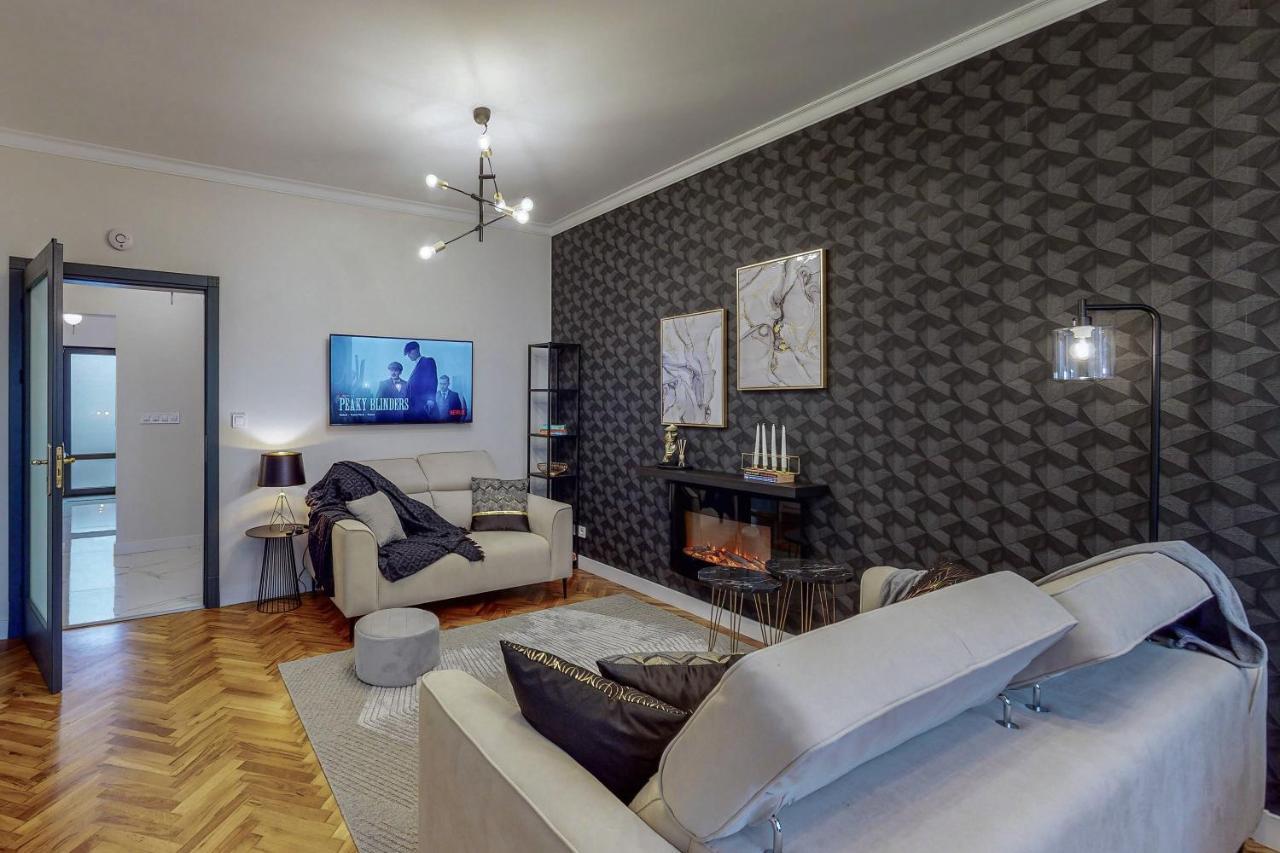 Golden Black Burgas Bagian luar foto