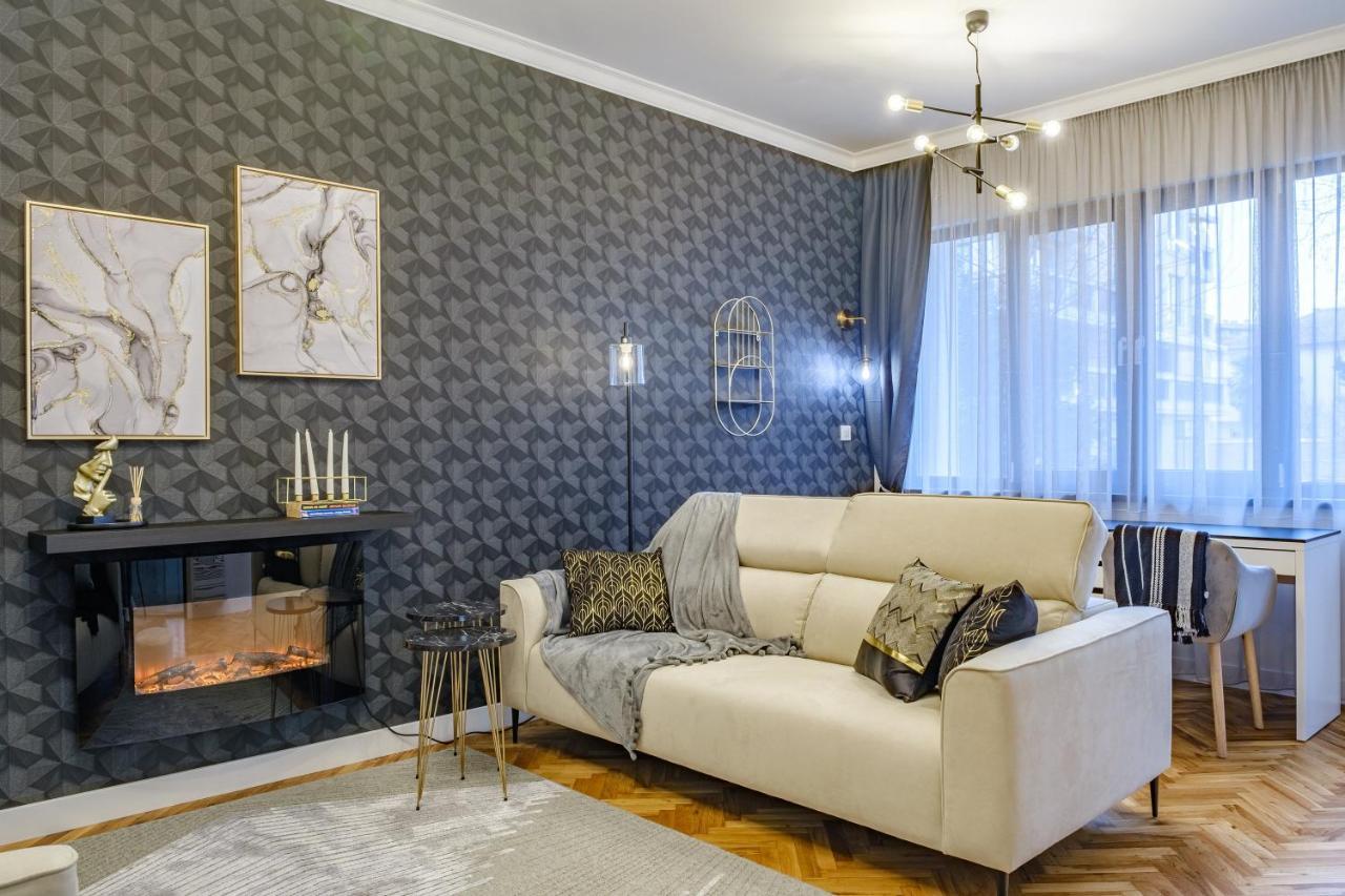 Golden Black Burgas Bagian luar foto