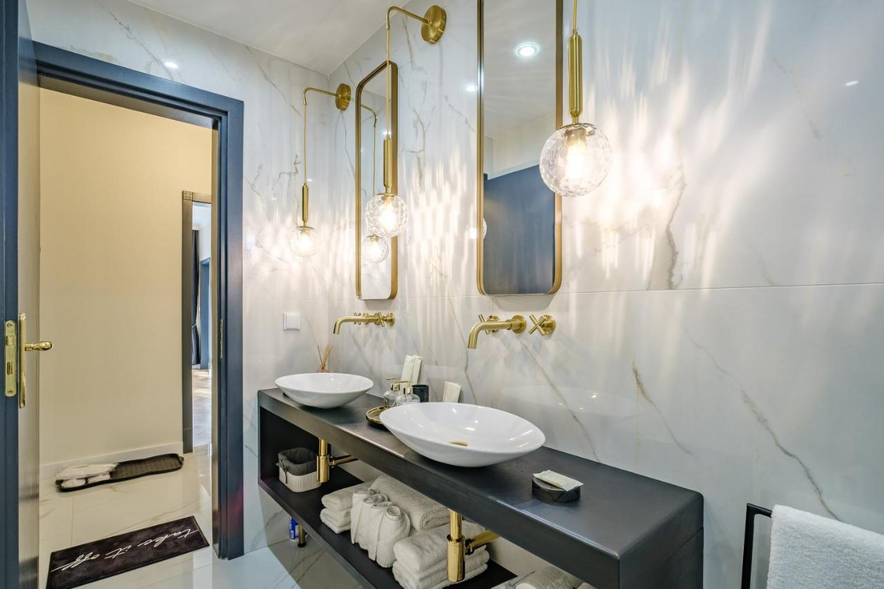 Golden Black Burgas Bagian luar foto