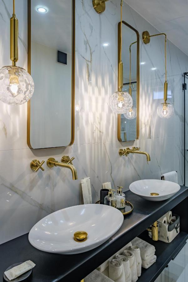 Golden Black Burgas Bagian luar foto