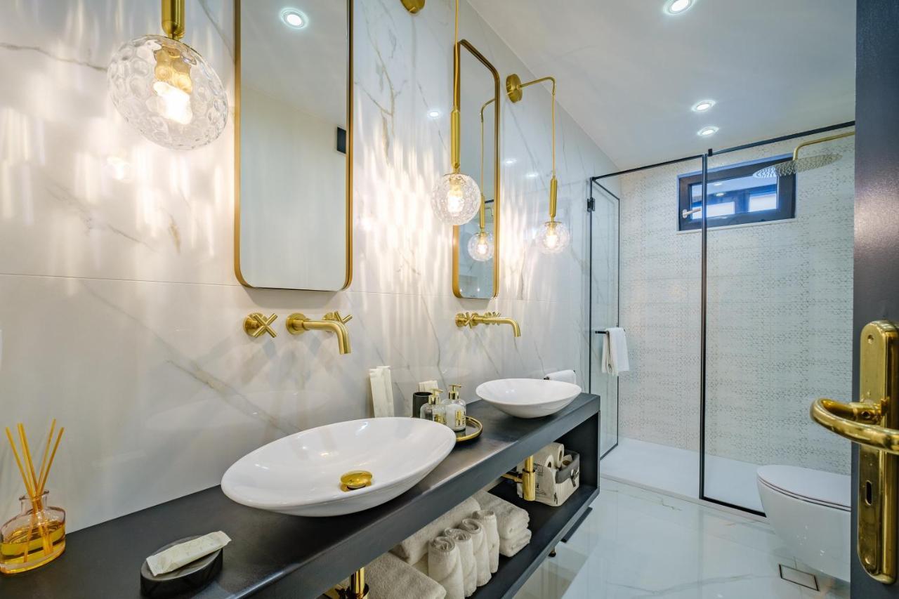 Golden Black Burgas Bagian luar foto