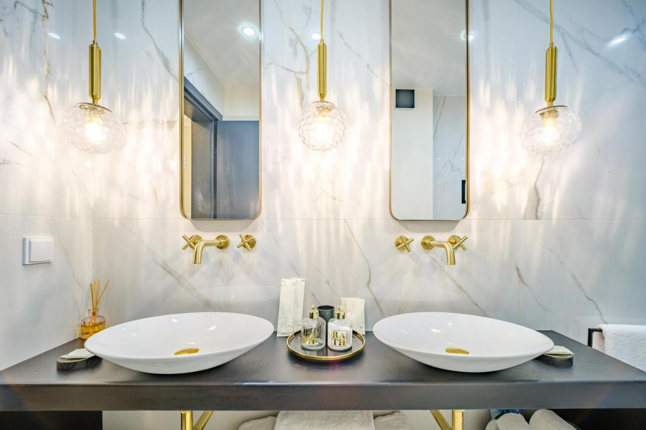 Golden Black Burgas Bagian luar foto